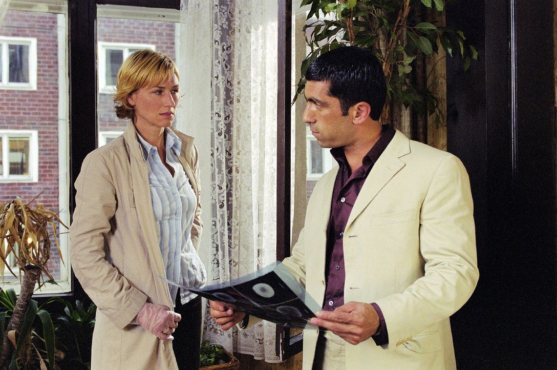 Eva (Corinna Harfouch, l.) soll mit Kollegen Alyans (Erdal Yildiz, r.) den Mordfall an einer exzentrischen Schauspielerin lösen. - Bildquelle: Sat.1