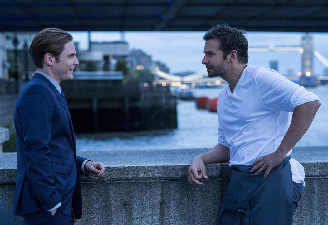 Obwohl Tony (Daniel Brühl, l.) von der Genialität seines Freundes überzeugt ist, willigt er nur ungern ein, Sternekoch Adam Jones (Bradley Cooper, r... - Bildquelle: Alex Bailey 2014 The Weinstein Company. All rights reserved.