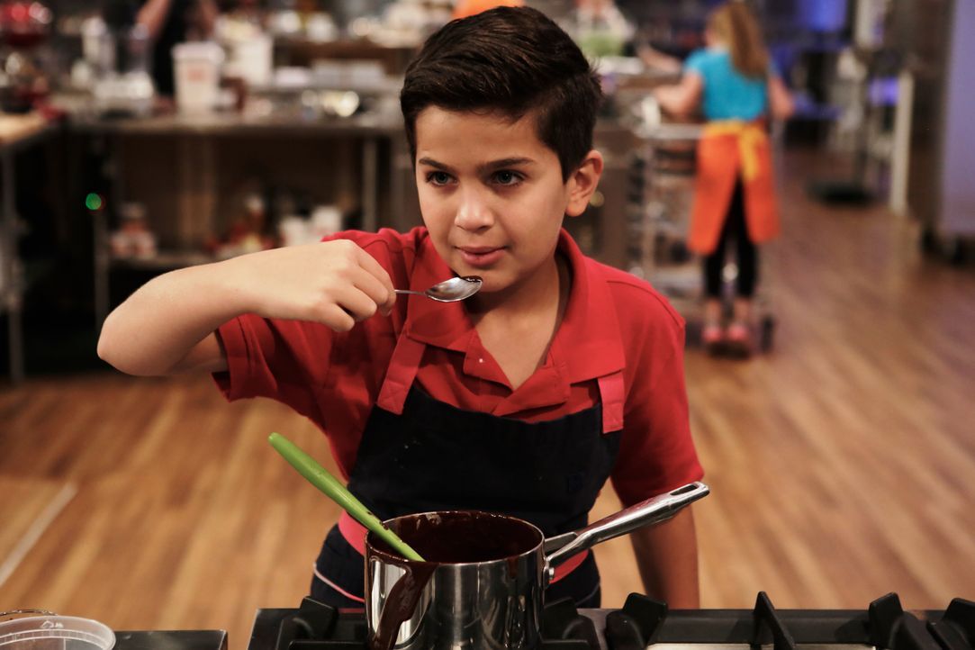 Ein mutiger Tester! Matthew wagt es, seine Schokoladenkreation zu probieren. Wird ihm vor Schärfe der Atem wegbleiben? - Bildquelle: Adam Rose 2015, Television Food Network, G.P.  All Rights Reserved.