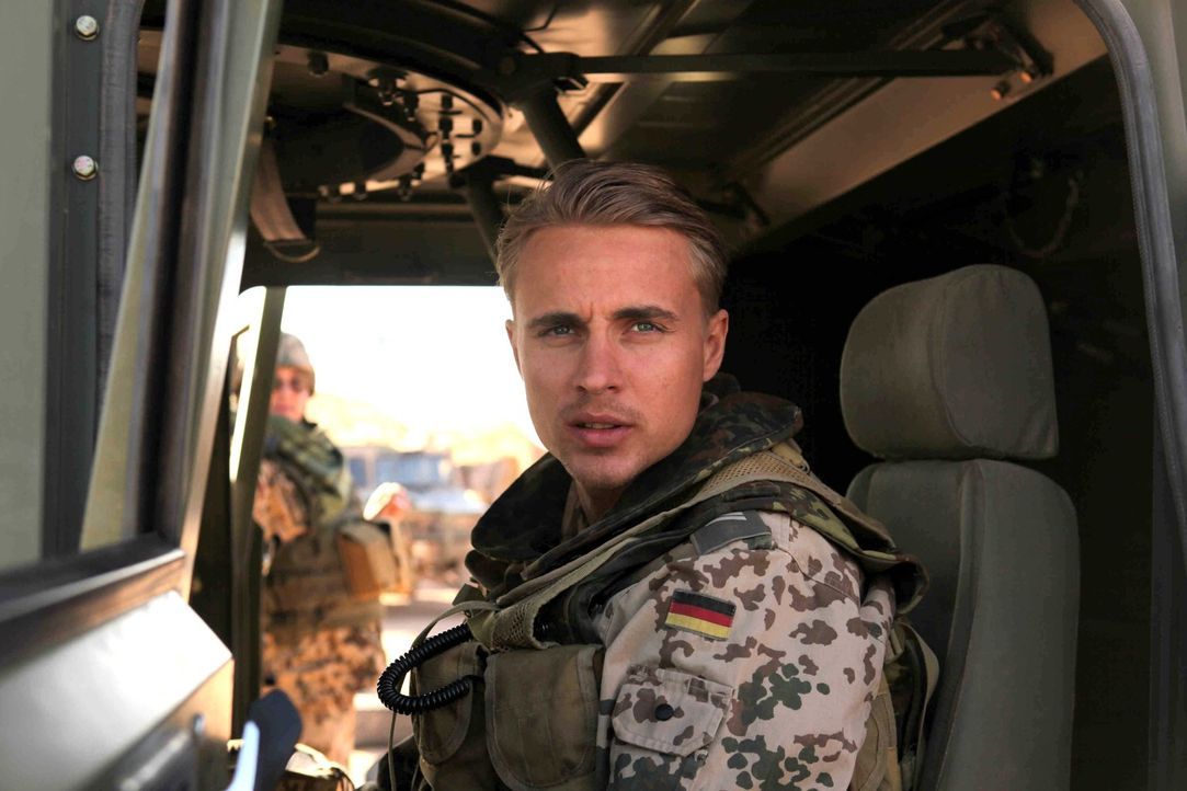 Vor wenigen Stunden saß Martin (Constantin von Jascheroff) noch bei einem Bier mit seinem besten Freund zusammen, der eigentlich als Soldat für dies... - Bildquelle: Sife Ddine ELAMINE ProSieben