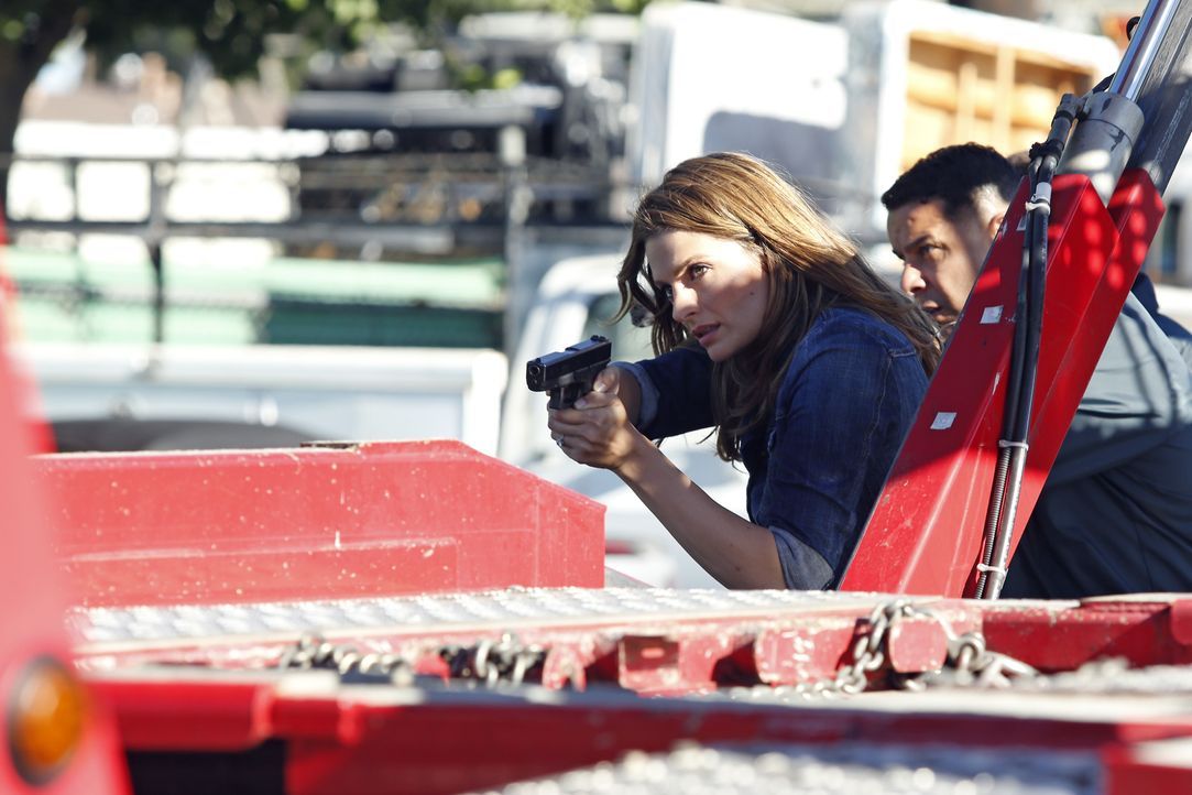 Kate Beckett (Stana Katic, l.) ist mit der schlimmsten Situation ihres Lebens konfrontiert: Auf dem Weg zu ihrer Hochzeit wurde Castle von einem SUV... - Bildquelle: Kelsey McNeal ABC Studios / Kelsey McNeal