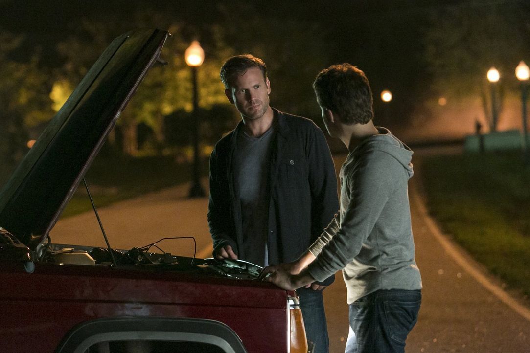 Können Alaric (Matthew Davis, l.) und Stefan (Paul Wesley, r.) verhindern, dass Enzo und Damon sterben? - Bildquelle: Warner Bros. Entertainment, Inc