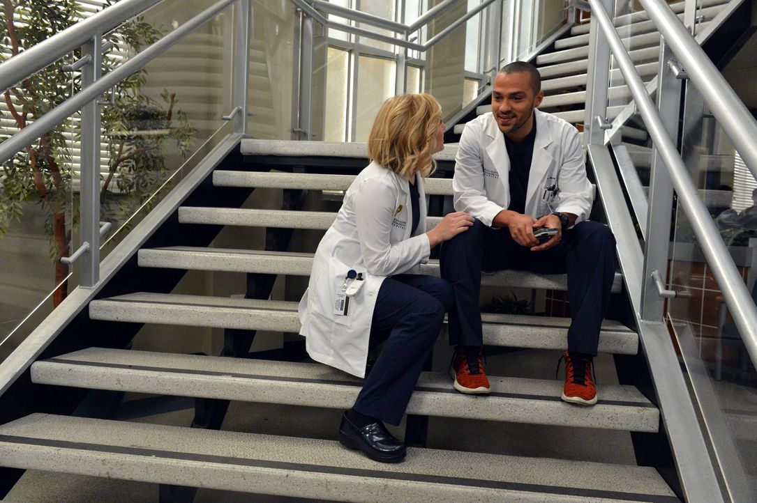 Müssen sich an die neu Anti-Beziehungs-Politik im Krankenhaus halten: Jackson (Jesse Williams, r.) und Arizona (Jessica Capshaw, l.) ... - Bildquelle: ABC Studios