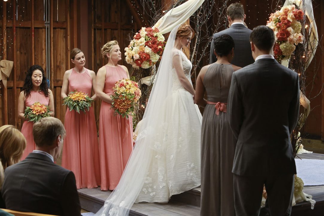 Endlich ist es soweit: April (Sarah Drew, 4.v.l.) tritt vor den Traualtar und wird von den Brautjungfern Christina (Sandra Oh, l.), Meredith (Ellen... - Bildquelle: ABC Studios