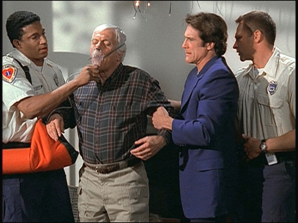 In letzter Minute kann Steve (Barry Van Dyke, 2.v.r.) seinen Vater Mark (Dick Van Dyke, 2.v.l.) aus einem luftdicht verschlossenen Raum retten. - Bildquelle: Viacom