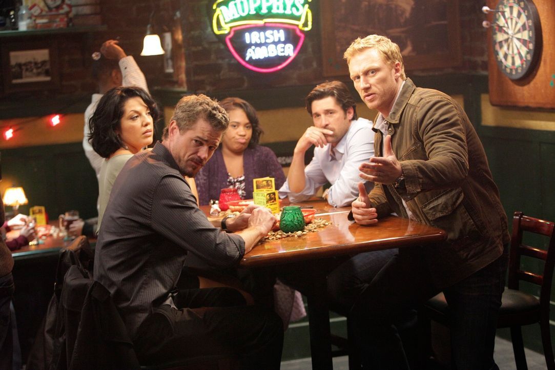 Owen (Kevin McKidd, r.), Miranda (Chandra Wilson, M.), Mark (Eric Dane, 2.v.l.) und Callie (Sara Ramirez, l.), die gemeinsam mit Derek (Patrick Demp... - Bildquelle: ABC Studios