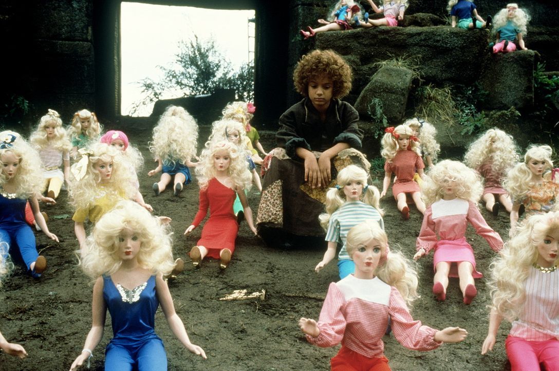 Mit übergroßen Barbie-Puppen versuchen die Herren der Zeit-Sparkasse alle Kinder der Stadt auf ihre Seite zu ziehen. Doch Momo (Radost Bokel) ahnt... - Bildquelle: Tobis Filmkunst