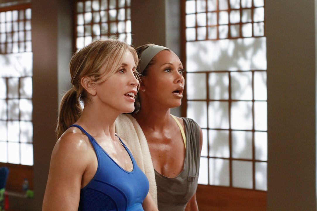 Während Lynette (Felicity Huffman, l.) und Renee (Vanessa Williams, r.) an einem Yoga-Kurs teilnehmen um mehr über Toms neue Freundin herauszubekomm... - Bildquelle: ABC Studios
