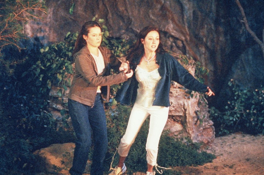 Piper (Holly Marie Combs, l.) und Prue (Shannen Doherty, r.) versuchen zu fliehen. - Bildquelle: Paramount Pictures