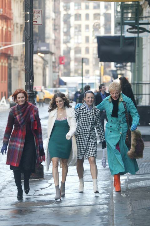 Für Miranda (Cynthia Nixon, l.), Charlotte (Kristin Davis, 2.v.r.), Carrie (Sarah Jessica Parker, 2.v.l.) und Samantha (Kim Cattrall, r.) beginnt ei... - Bildquelle: Paramount Pictures
