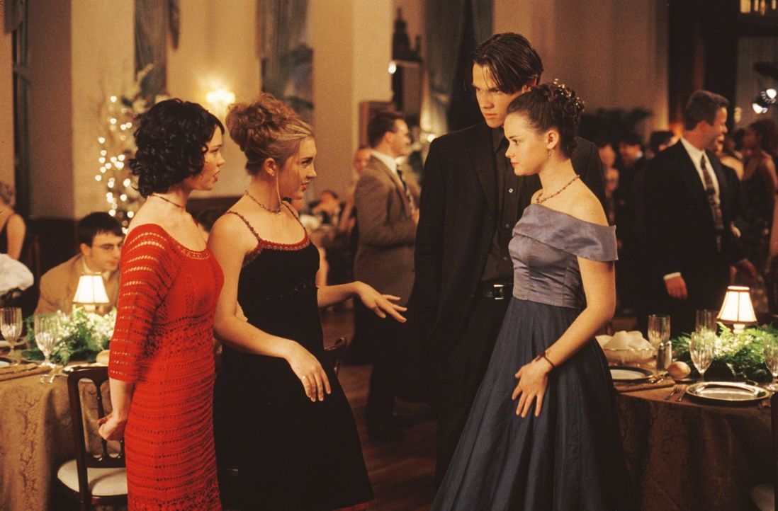 Während Madeline (Shelly Cole, l.), Louise (Teal Redmann, 2.v.l.), Dean (Jared Padalecki, 2.v.r.) und Rory (Alexis Bledel, r.) einige Überraschungen... - Bildquelle: 2000 Warner Bros.