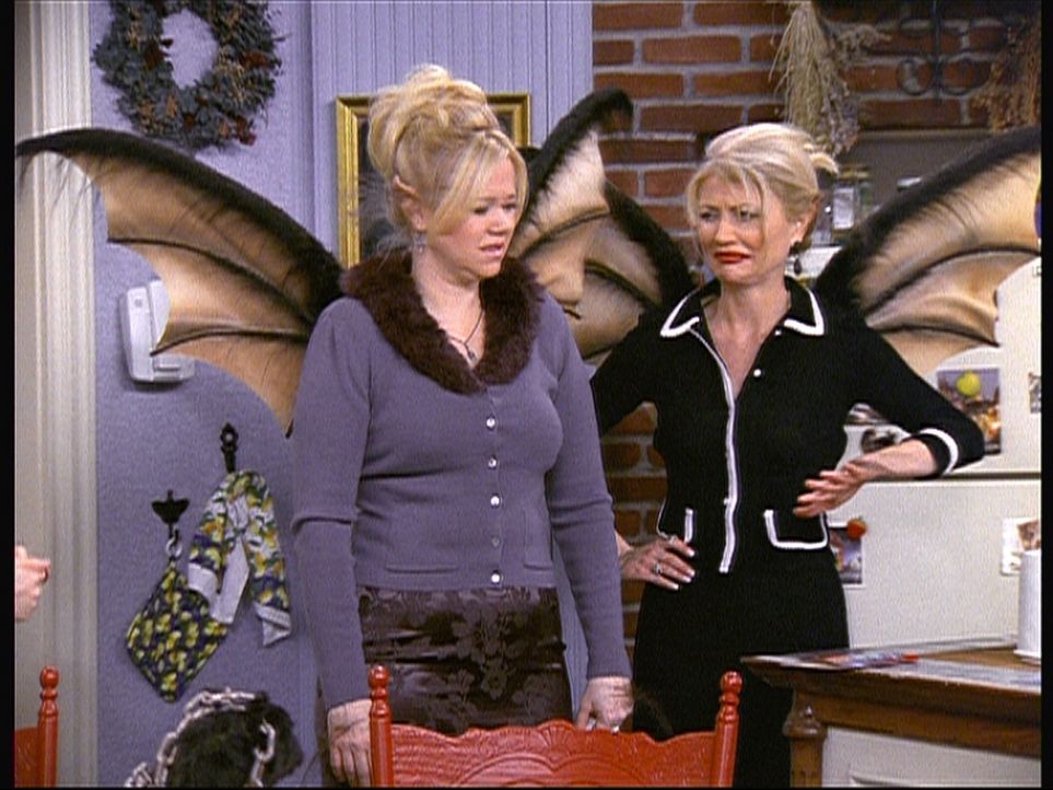 Hilda (Caroline Rhea, l.) und Zelda (Beth Broderick, r.) wachsen Flügel, weil sie Kettenbriefe verschickt haben. - Bildquelle: Paramount Pictures