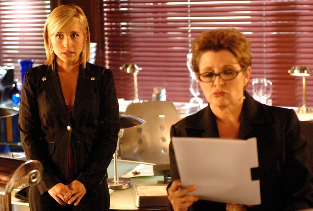 Die Chefredakteurin des Daily Planet (Carrie Fisher, r.) ist tough. Sie verlangt von Chloe (Allison Mack, l.) zum Einstieg eine gute Geschichte ... - Bildquelle: Warner Bros.