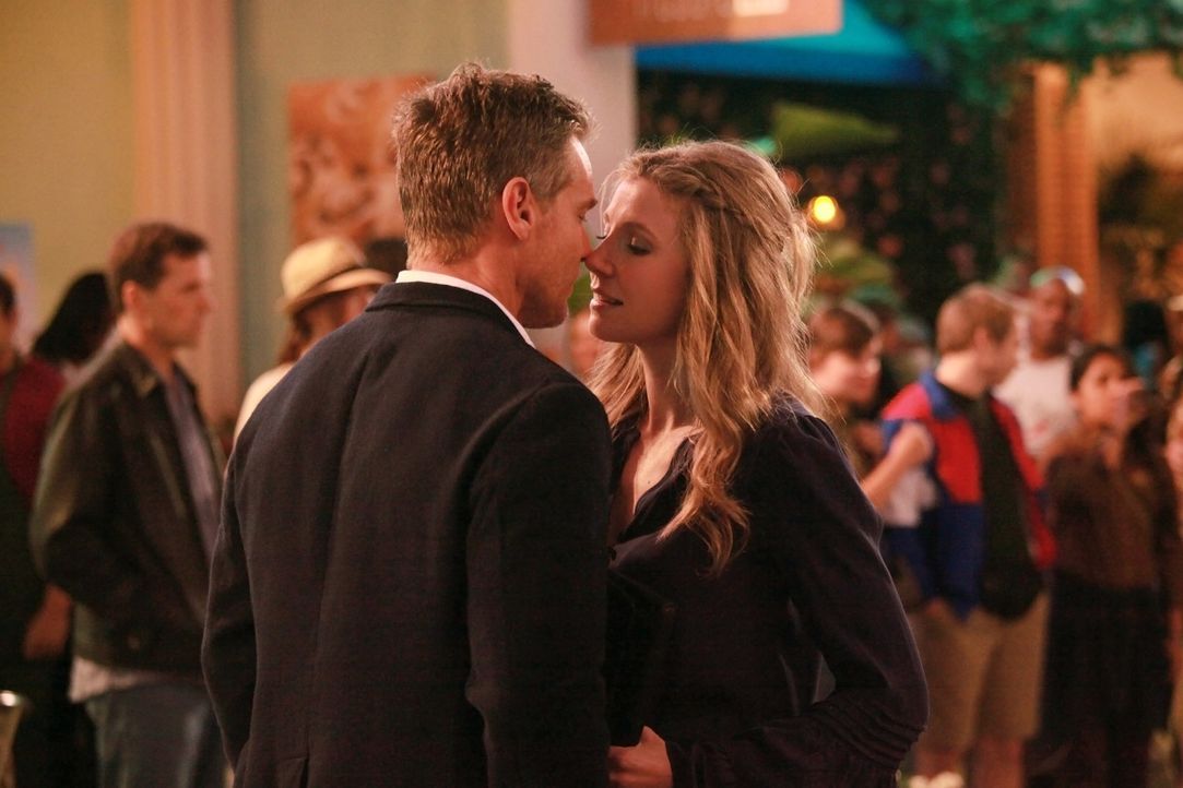 Kommt es doch endlich zum ersten Kuss zwischen Bobby (Brian Van Holt, l.) und Angie (Sarah Chalke, r.)? - Bildquelle: 2011 American Broadcasting Companies, Inc. All rights reserved.