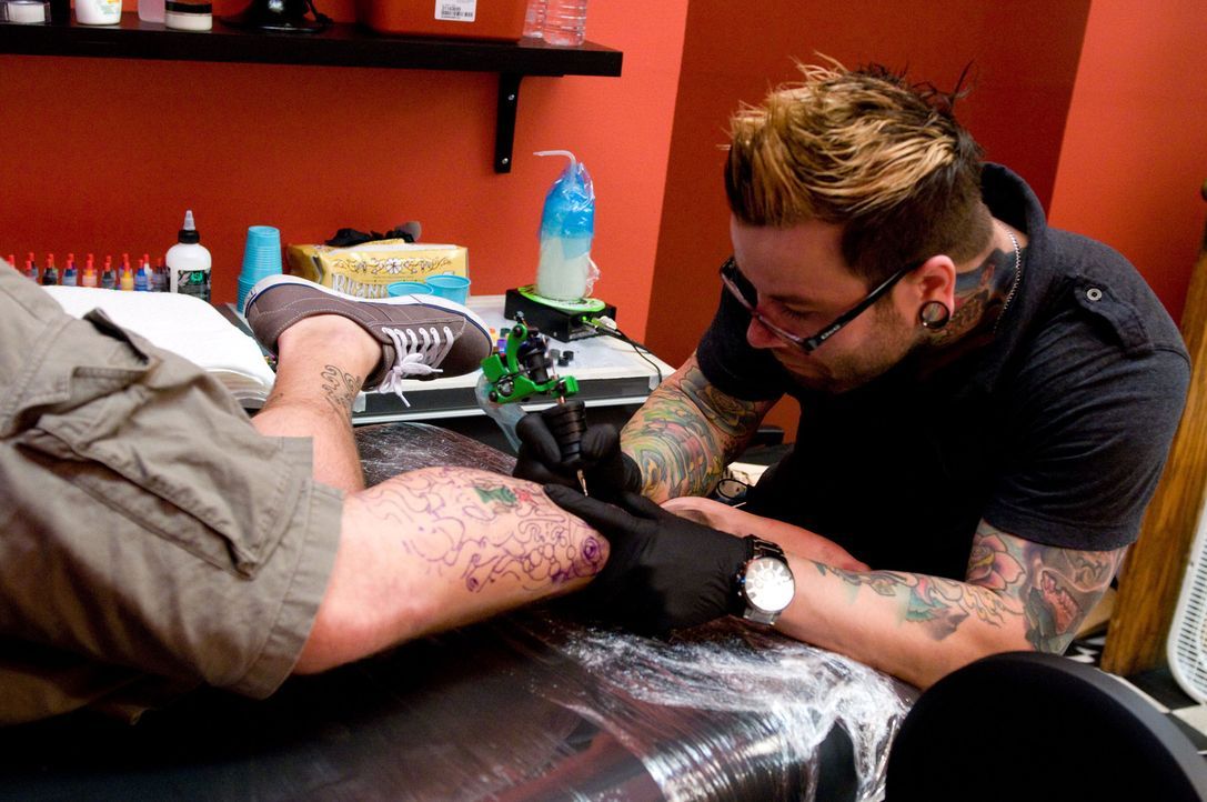 Will mit viel Farbe und wahren Eyecatchern das alte Tattoo verschwinden lassen: Josh Woods ... - Bildquelle: Fernando Leon Spike TV