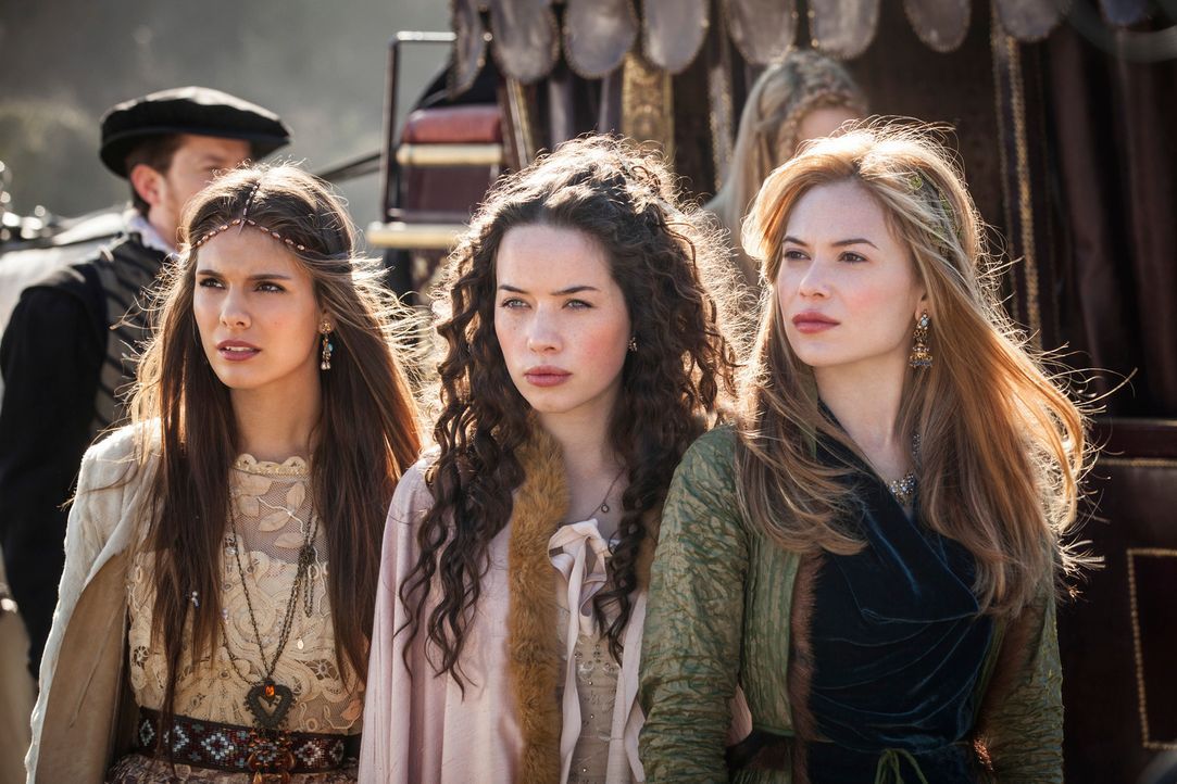 Sie sind nicht nur die Hofdamen, sondern auch die Freundinnen von Mary und kennen sie seit ihrer frühesten Kindheit: Kenna (Caitlin Stasey, l.), Lol... - Bildquelle: Joss Barratt 2013 The CW Network, LLC. All rights reserved.