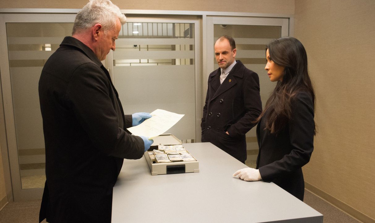 Das der Angriff von Bells Freundin und der Mord ihres Exmannes zusammenhängen, ist für Gregson (Aidan Quinn, l.), Holmes (Jonny Lee Miller, M) und W... - Bildquelle: © 2017 CBS Broadcasting, Inc. All Rights Reserved.