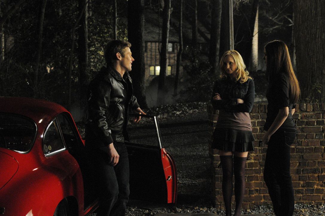 Matt (Zach Roerig, l.) ist begeistert von dem Auto und bittet Caroline (Candice Accola, M.), mit ihm eine Runde zu drehen. Auch Elena (Nina Dobrev,... - Bildquelle: Warner Bros. Television