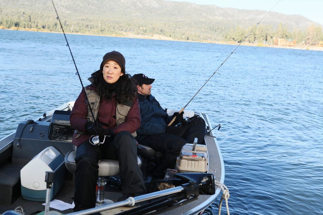 Derek (Patrick Dempsey, r.) und Cristina (Sandra Oh, l.) sitzen stundenlang gemeinsam beim Angeln auf einem Boot. Während Derek einfach nur die Ruhe... - Bildquelle: ABC Studios