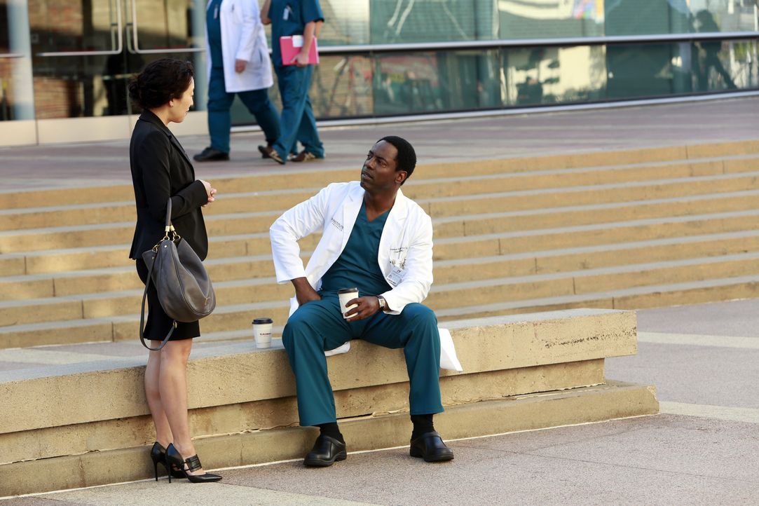 Durch das Zusammentreffen mit Burke (Isaiah Washington, r.) überdenkt Cristina (Sandra Oh, l.) ihre Zukunft im Grey Sloan Memorial Hospital, während... - Bildquelle: ABC Studios