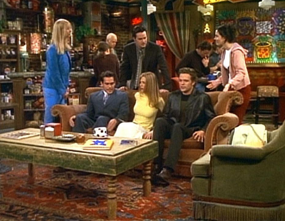 Rachel (Jennifer Aniston, M.) kann es nicht fassen: Sowohl Phoebe (Lisa Kudrow, l.) als auch Chandler (Matthew Perry, M. hinten) und Monica (Courten... - Bildquelle: TM+  2000 WARNER BROS.