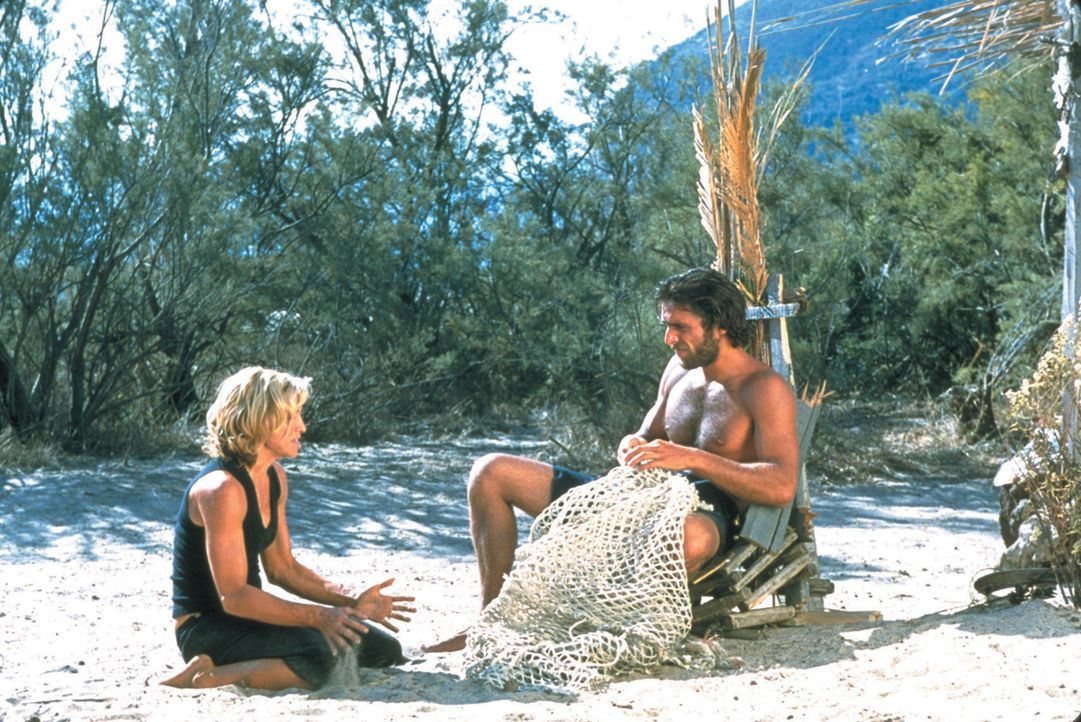 Als die verwöhnte und launische Amber Leighton (Madonna, l.) und Schiffs-Stewart Giuseppe (Adriano Giannini, r.) nach einem Schiffsbruch auf einer e... - Bildquelle: 2003 Sony Pictures Television International