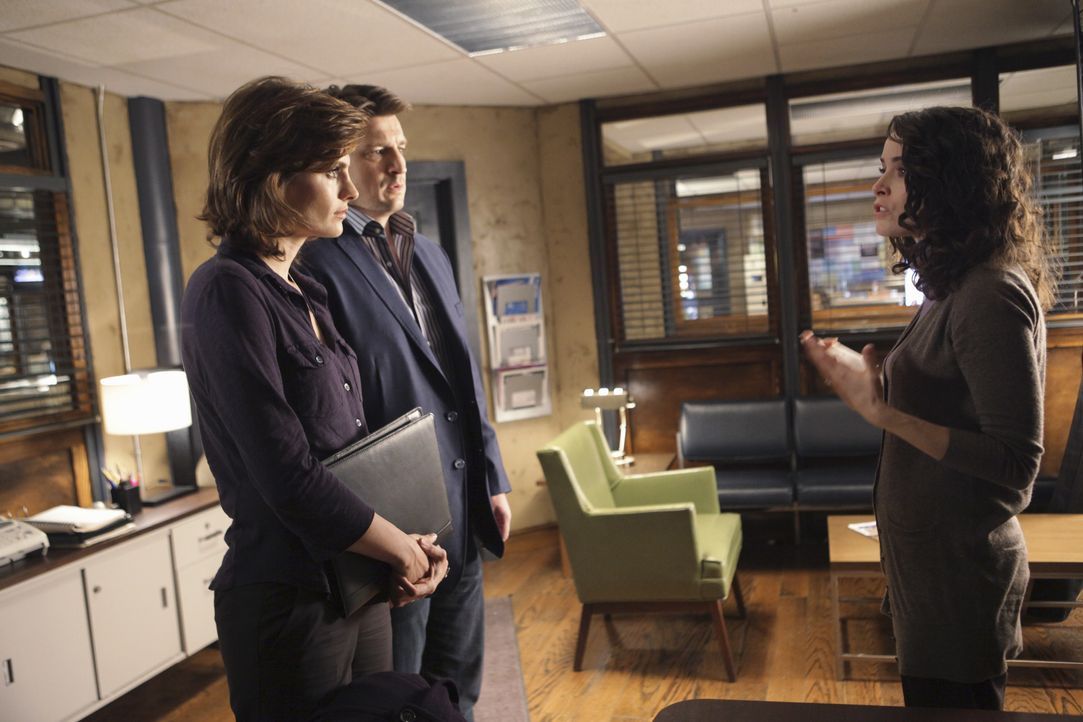 Castle (Nathan Fillion, M.) und Beckett (Stana Katic, l.) staunen nicht schlecht als plötzlich Sarah (Abigail Spencer, r.) vor ihnen steht und behau... - Bildquelle: ABC Studios