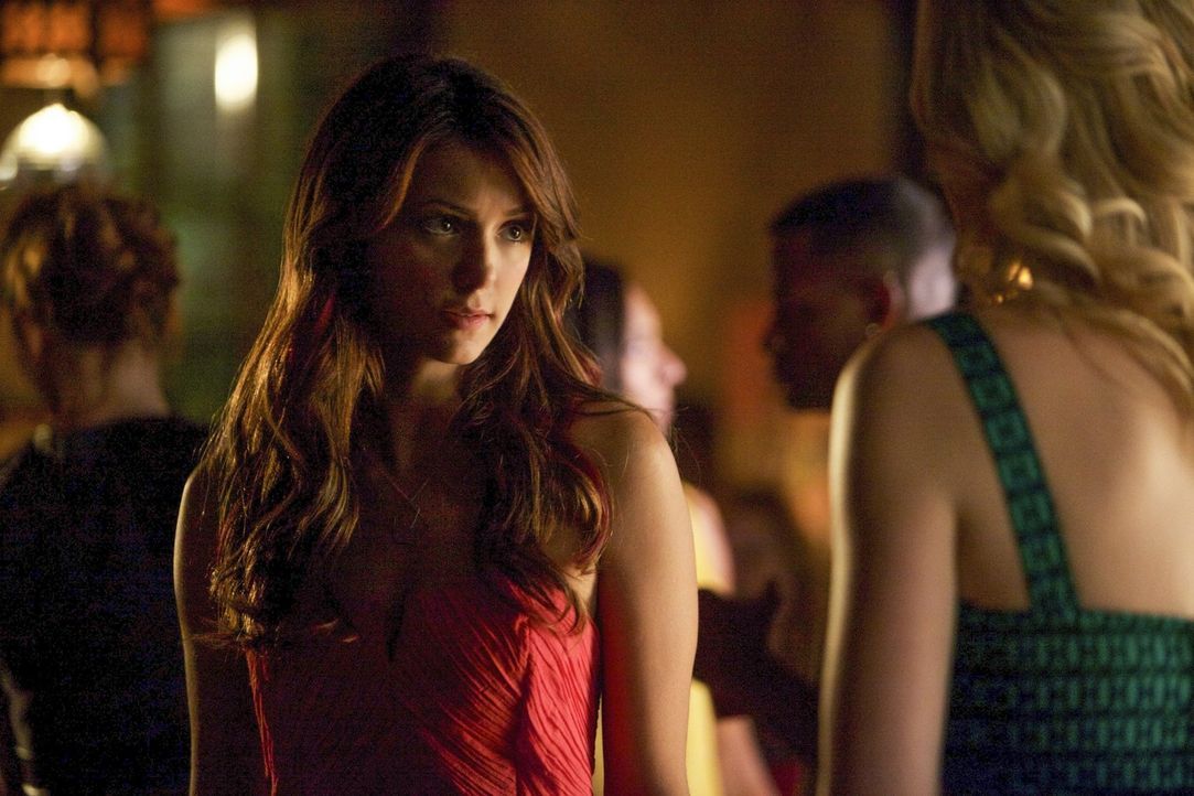 Eigentlich wollten Elena (Nina Dobrev, l.) und Caroline (Candice Accola, r.) nur eine harmlose Studenten-Party schmeißen, doch dann kommt alles gan... - Bildquelle: Warner Brothers