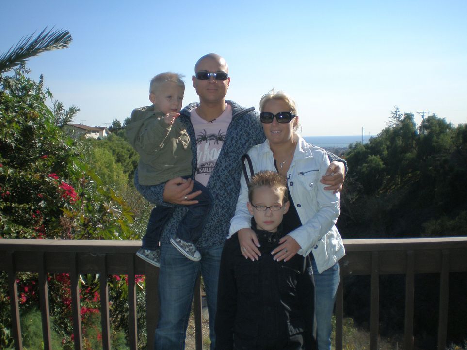 Jan (27) und Michelle (25) Biller wollen mit ihren beiden Kindern, Justin (9) und Julien (2), von Bottrop nach L. A. auswandern. - Bildquelle: kabel eins
