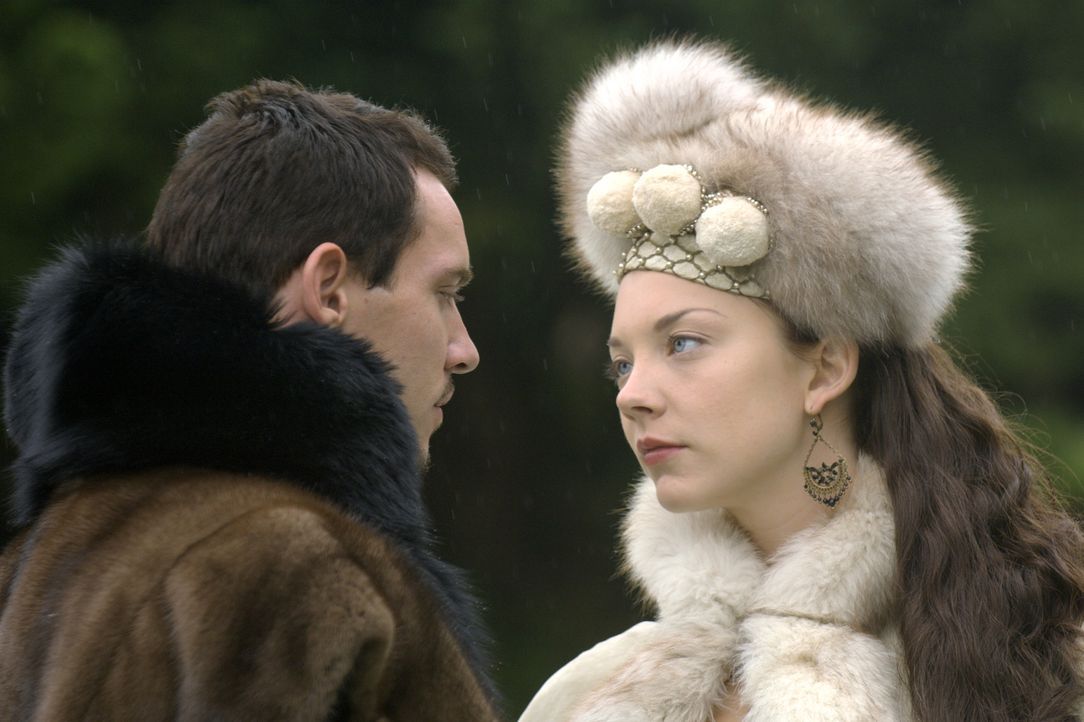 Um seinen Traum, endlich die hübsche Anne Boleyn (Natalie Dormer, r.) heiraten zu können, näher zu kommen, lässt sich der König (Jonathan Rhys Meyer... - Bildquelle: 2008 TM Productions Limited and PA Tudors II Inc. All Rights Reserved.