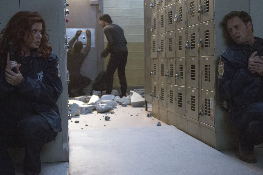 Können Laura (Debra Messing, l.) und Jake (Josh Lucas, r.) die Kriminellen überführen, bevor die das ganze Gebäude in die Luft sprengen? - Bildquelle: 2015 Warner Bros. Entertainment, Inc.