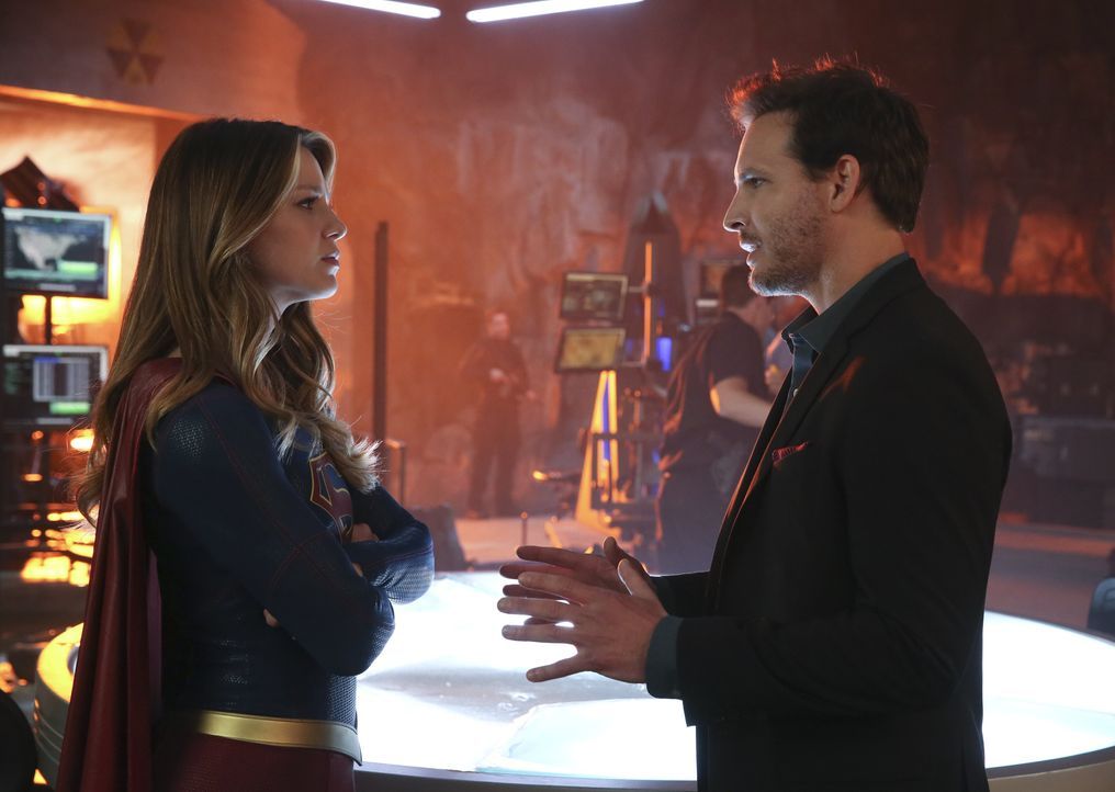 Maxwell Lord (Peter Facinelli, r.) macht sich Sorgen, dass Kara alias Supergirl (Melissa Benoist, l.) Non und Indigo allein nicht aufhalten kann. Be... - Bildquelle: 2015 Warner Bros. Entertainment, Inc.