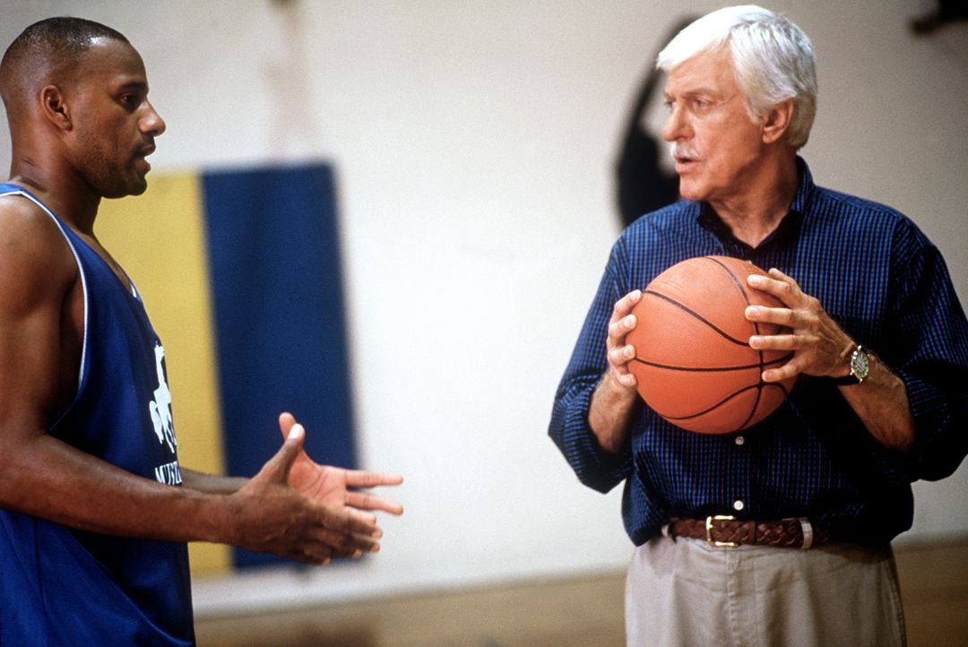 Dr. Mark Sloan (Dick Van Dyke, r.) im Gespräch mit Charles O'Bannon (Charles O'Bannon, l.), dem Superstar im Basketball. - Bildquelle: Viacom