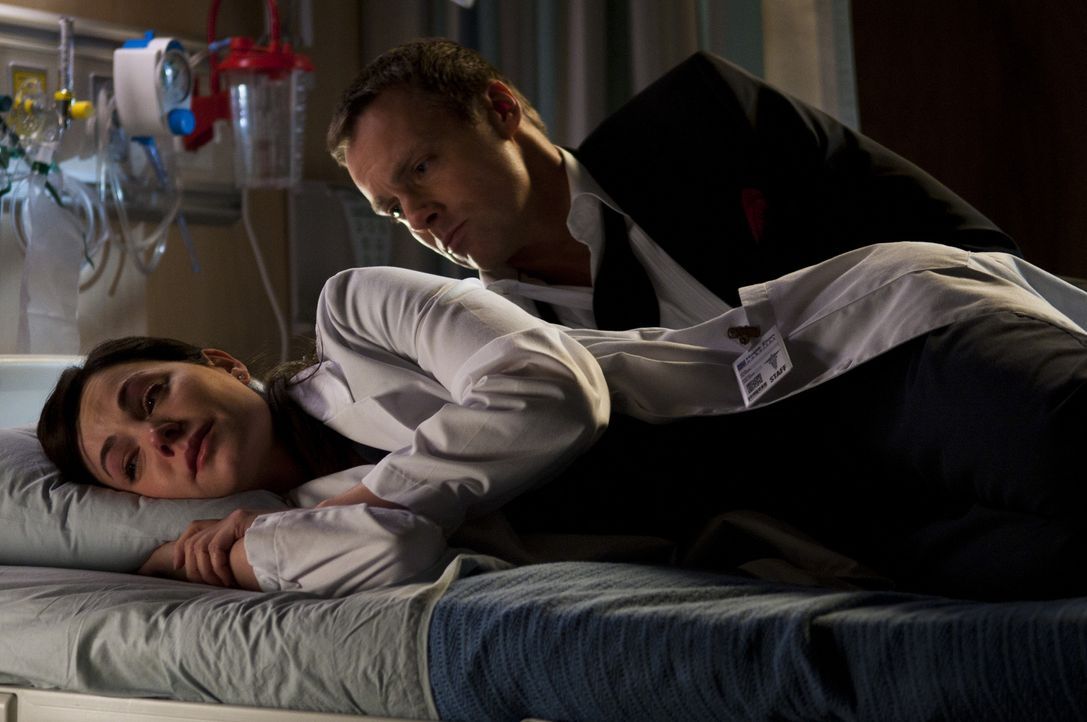 Michael Shanks, r.) eine Hand bewegt hat, glaubt Alex (Erica Durance, l.) wieder fest an dessen Genesung. Sie ahnt nicht, dass sein Geist sie stets... - Bildquelle: 2012  Hope Zee One Inc.
