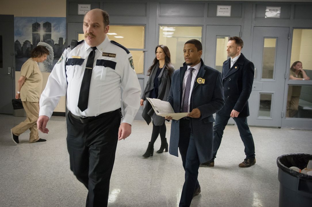 Watson (Lucy Liu, M.), Detective Bell (Jon Michael Hill, 2.v.r.) und Holmes (Jonny Lee Miller, r.) machen sich auf die Suche nach dem entflohenen Hä... - Bildquelle: CBS Television