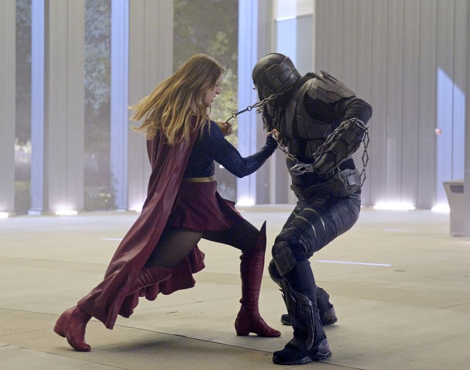 Supergirl (Melissa Benoist, l.) hat einen neuen Gegner: Master Jailer (Jeff Branson, r.) exekutiert entflohene Häftlinge aus Fort Ross. Kann sie ihn... - Bildquelle: 2015 Warner Bros. Entertainment, Inc.
