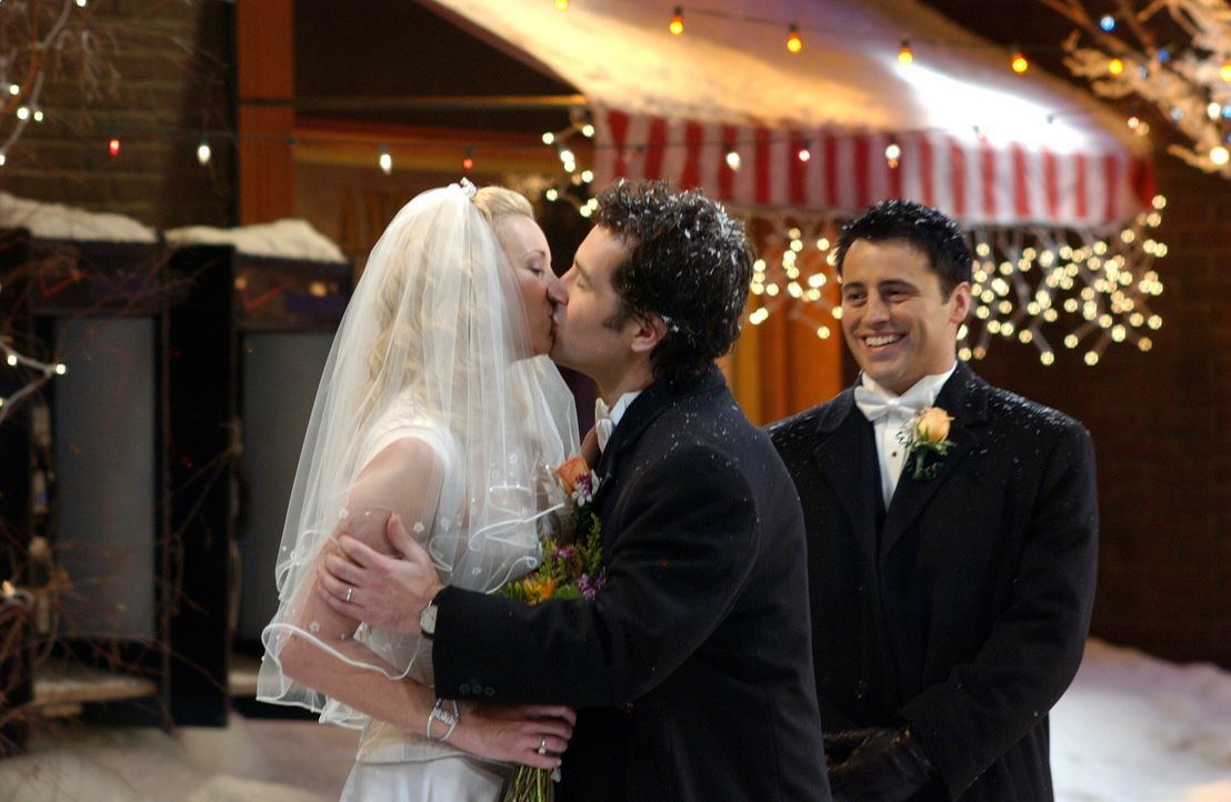 Joey (Matt LeBlanc, r.) hat es vollbracht: Phoebe (Lisa Kudrow, l.) und Mike (Paul Rudd, M.) sind verheiratet ... - Bildquelle: 2003 Warner Brothers International Television