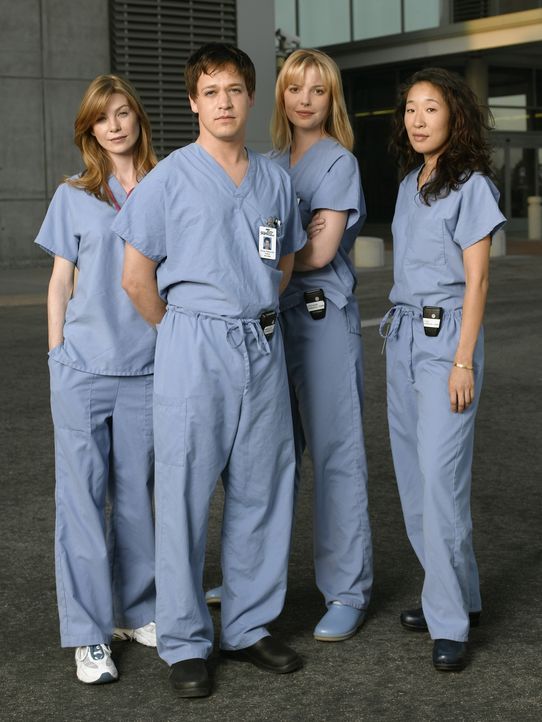 (1. Staffel) - Gemeinsam beginnen Dr. Cristina Yang (Sandra Oh, r.), Dr. Meredith Grey (Ellen Pompeo, l.), Dr. Isobel 'Izzie' Stevens (Katherine Hei... - Bildquelle: Touchstone Television