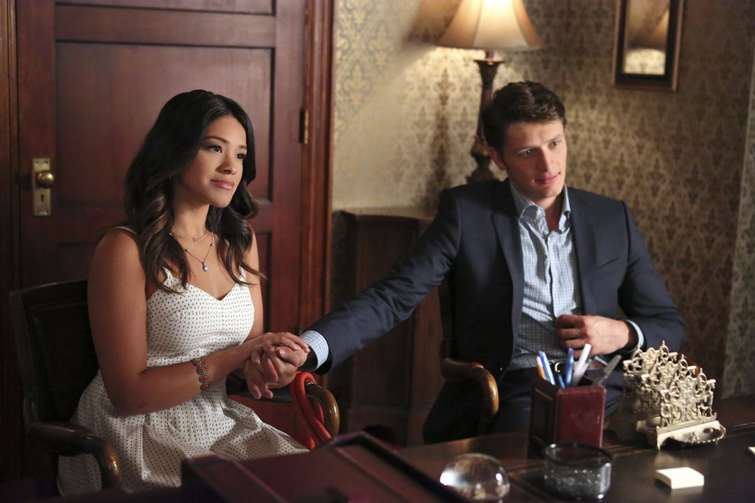 Jane (Gina Rodriguez, l.) fühlt sich schuldig, dass sich auch Gefühle für Rafael hat. Doch welche Auswirkungen wird das auf die geplante Hochzeit mi... - Bildquelle: 2014 The CW Network, LLC. All rights reserved.