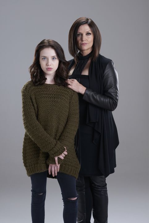 (2. Staffel) - Wie weit wird Ruth (Tammy Isbell, r.) für die junge Savannah (Kiara Glasco, l.) gehen? - Bildquelle: 2015 She-Wolf Season 2 Productions Inc.