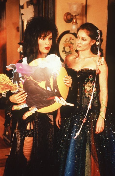 Als Phoebe (Alyssa Milano, l.) und Prue (Shannen Doherty, r.) in voller Kostümierung zur Halloween-Party im Club aufbrechen wollen, werden sie von d... - Bildquelle: Paramount Pictures