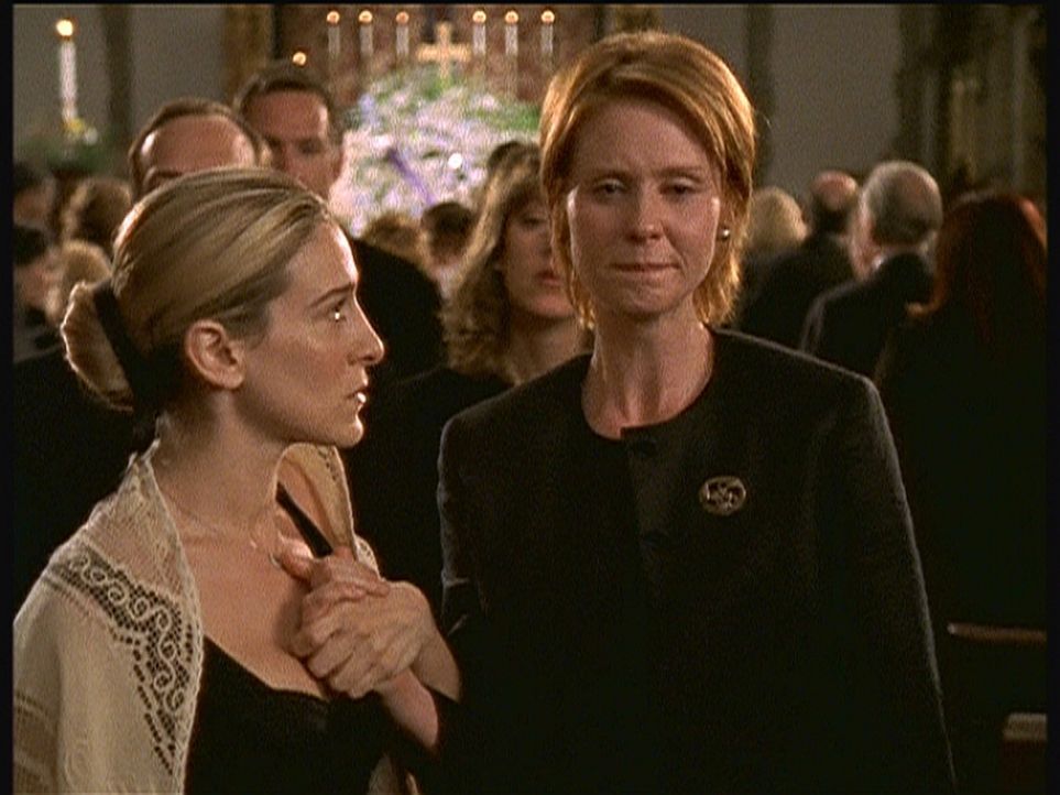 Als Carrie (Sarah Jessica Parker, l.) und Miranda (Cynthia Nixon, r.) unter den Trauergästen unerwartet Aidan und Steve erblicken, wissen sie, dass... - Bildquelle: Paramount Pictures