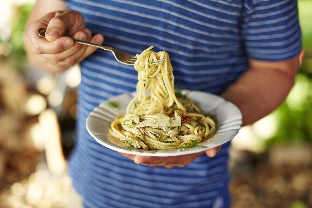 Jamie Oliver weiß, wie man einfache Pasta zu etwas ganz besonderem macht ... - Bildquelle: FRESH ONE PRODUCTIONS MMXIV