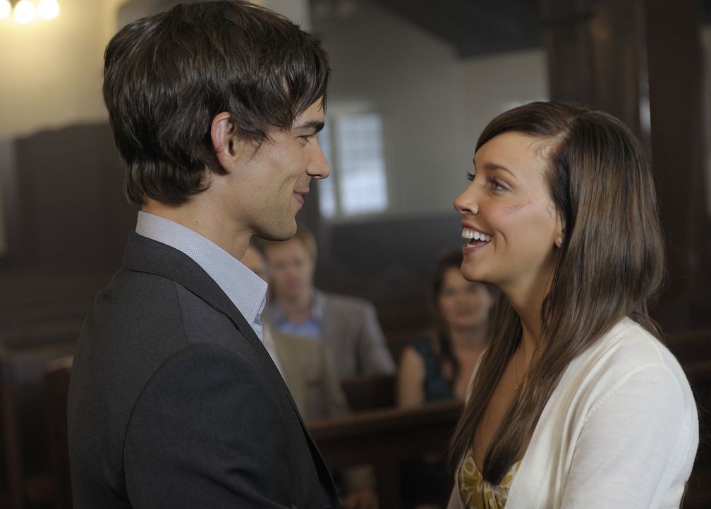 Trish (Katie Cassidy, r.) und Henry (Christopher Gorham, l.) sind überglücklich - die Hochzeitsprobe kann beginnen. - Bildquelle: 2009 CBS Studios Inc. All Rights Reserved.