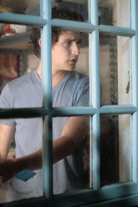 Kyle (Matt Dallas) kann es nicht glauben: Mitten in der Nacht klopft Amanda an sein Fenster ... - Bildquelle: TOUCHSTONE TELEVISION