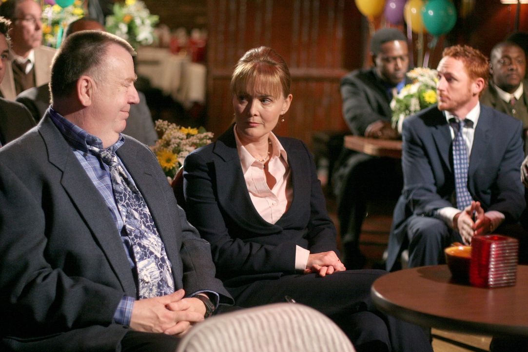 Nehmen an der Hochzeitsfeier von Neela und Michael teil: Frank (Troy Evans, l.), Weaver (Laura Innes, M.) und Morris (Scott Grimes, r.) ... - Bildquelle: Warner Bros. Television