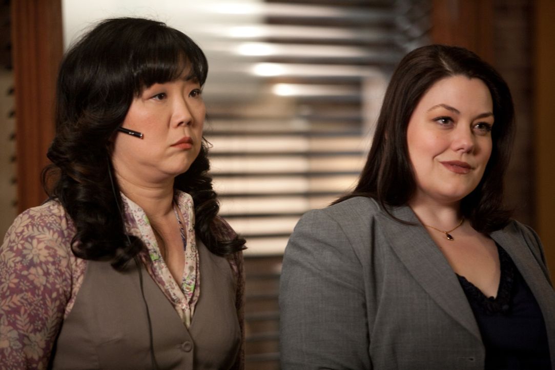 Während Jane (Brooke Elliott, r.), Marianne, eine Frau, die vor 20 Jahren unbeabsichtigt den Fluchtwagen nach einem Mord gefahren hatte und erst je... - Bildquelle: 2009 Sony Pictures Television Inc. All Rights Reserved.