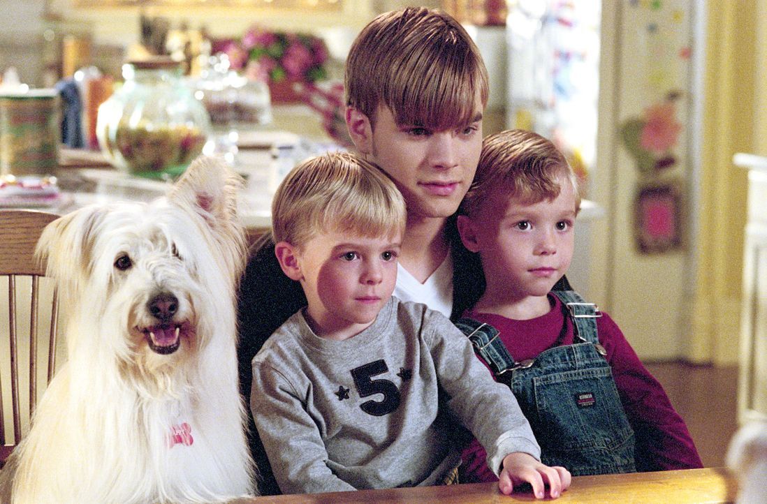 Simon (David Gallagher, 2.v.r.) passt auf die Zwillinge Samuel und David (Nikolas Brino und Lorenzo Brino) auf. - Bildquelle: The WB Television Network