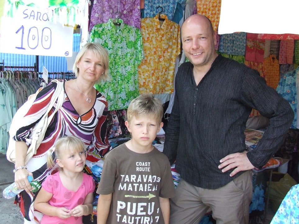 Holger Schwab (45) hat es geschafft. Seit 13 Jahren lebt er mit seiner Frau Helga Langer (38) und den beiden Kinder Tim (8) und Alisa (4) in Thailan... - Bildquelle: kabel eins