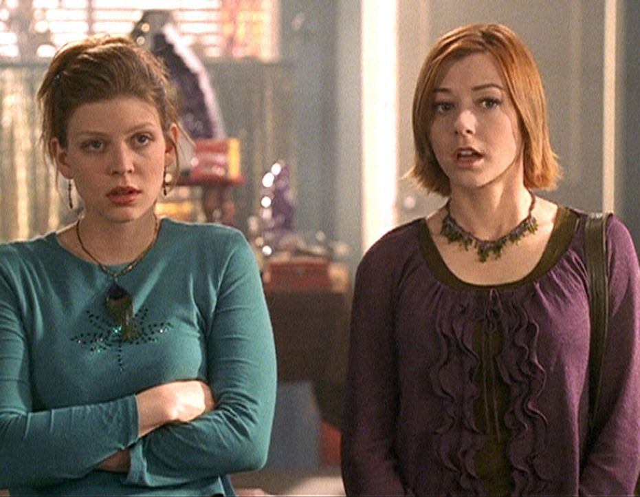 Willow (Alyson Hannigan, r.) und Tara (Amber Benson, l.) sind misstrauisch, denn im Zauberladen gehen seltsame Dinge vor ... - Bildquelle: TM +   2000 Twentieth Century Fox Film Corporation. All Rights Reserved.